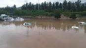برخورد ماشین‌ها در اثر بارندگی و سیل شدید در مشهد