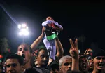 30 اگوست، کودکی در میان جشن شادی مردم پس از ورود انقلابی ها به طرابلس
