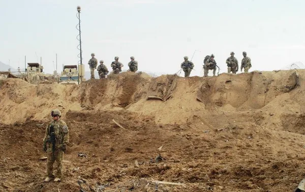 سربازان ایالات متحده در حال گشت زنی در ولایت قندهار/شینهوا
