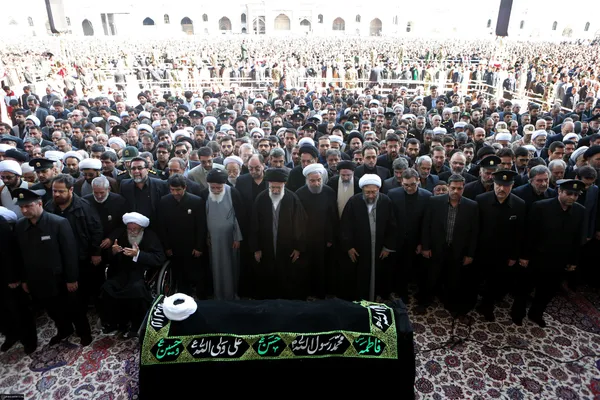 علاوه بر مردم مشهد، سران قوا و جمعی از مسئولان نظام نیز در مراسم اقامه نماز بر پیکر تولیت فقید آستان قدس رهبر انقلاب اسلامی را همراهی می&zwnj;کردند.
