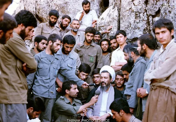 آیت الله موحدی کرمانی در کنار سردار شهید محمد ابراهیم همت و برخی رزمندگان اسلام در دوران دفاع مقدس