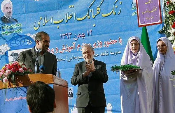 آیین نواختن زنگ پیروزی انقلاب اسلامی در مدرسه شاهد دخترانه حضرت معصومه (س) با حضور وزیر آموزش و پرورش برگزار شد./MOJ
