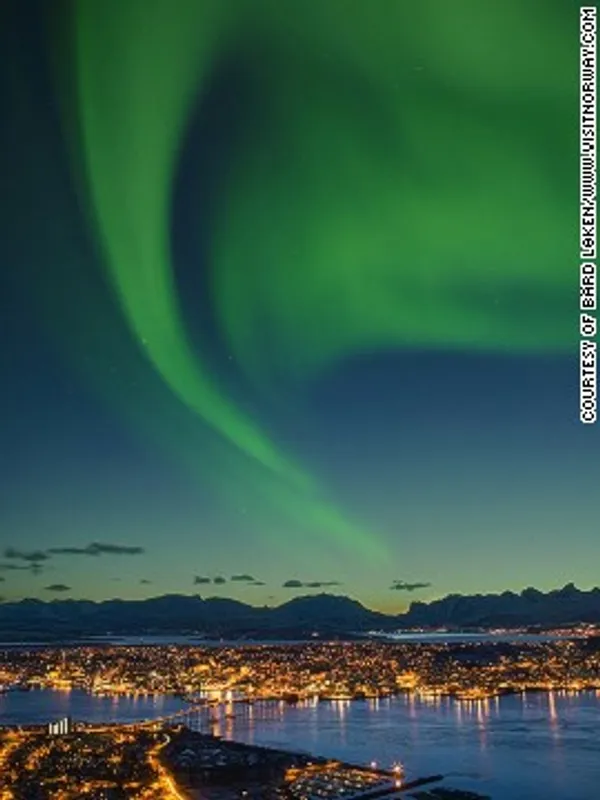 Troms&oslash;, Norway
"شمال پاریس"؛ نیازی به برج ایفل نیست تا از بالا به نورها نگاه کنی.