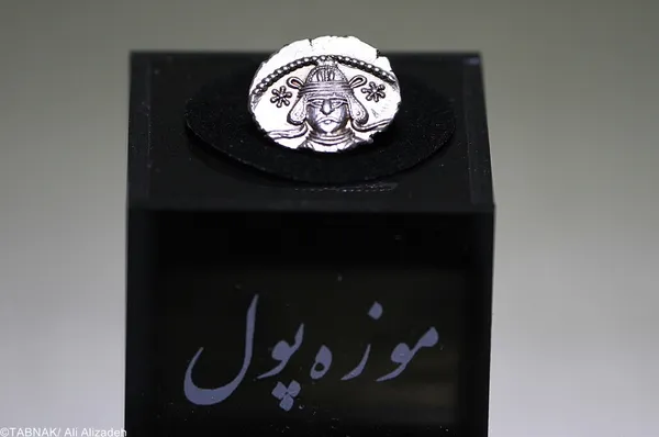 ونن دوم - حدود ۵۱ م - نقره - ۷۵. ۳ گرم - ضرب: همدان