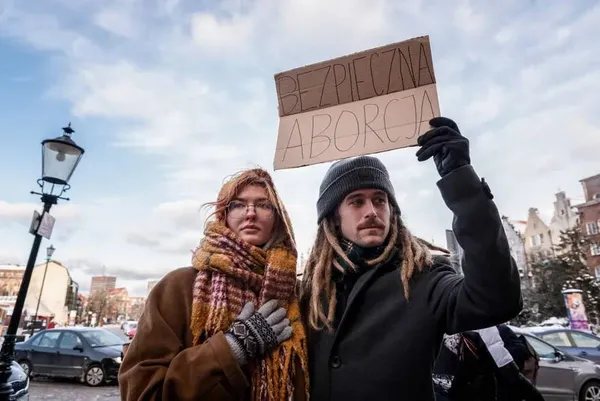 گدانسک، لهستان ـ معترضان، دولت را به وعده قانونی سقط جنین در لهستان تحت فشار قرار می دهند.