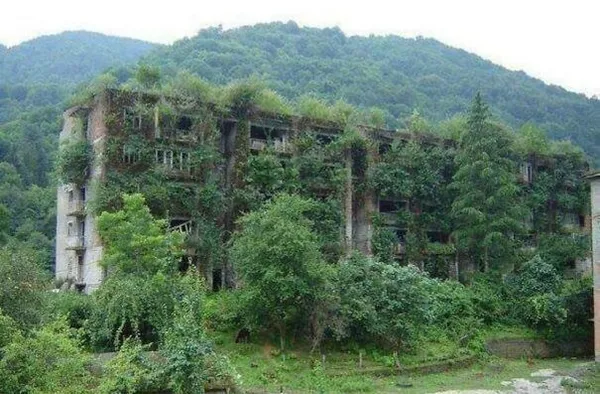 - شهر معدنی متروکه در آکامارا، آبخازیا (Akamara, Abkhazia)