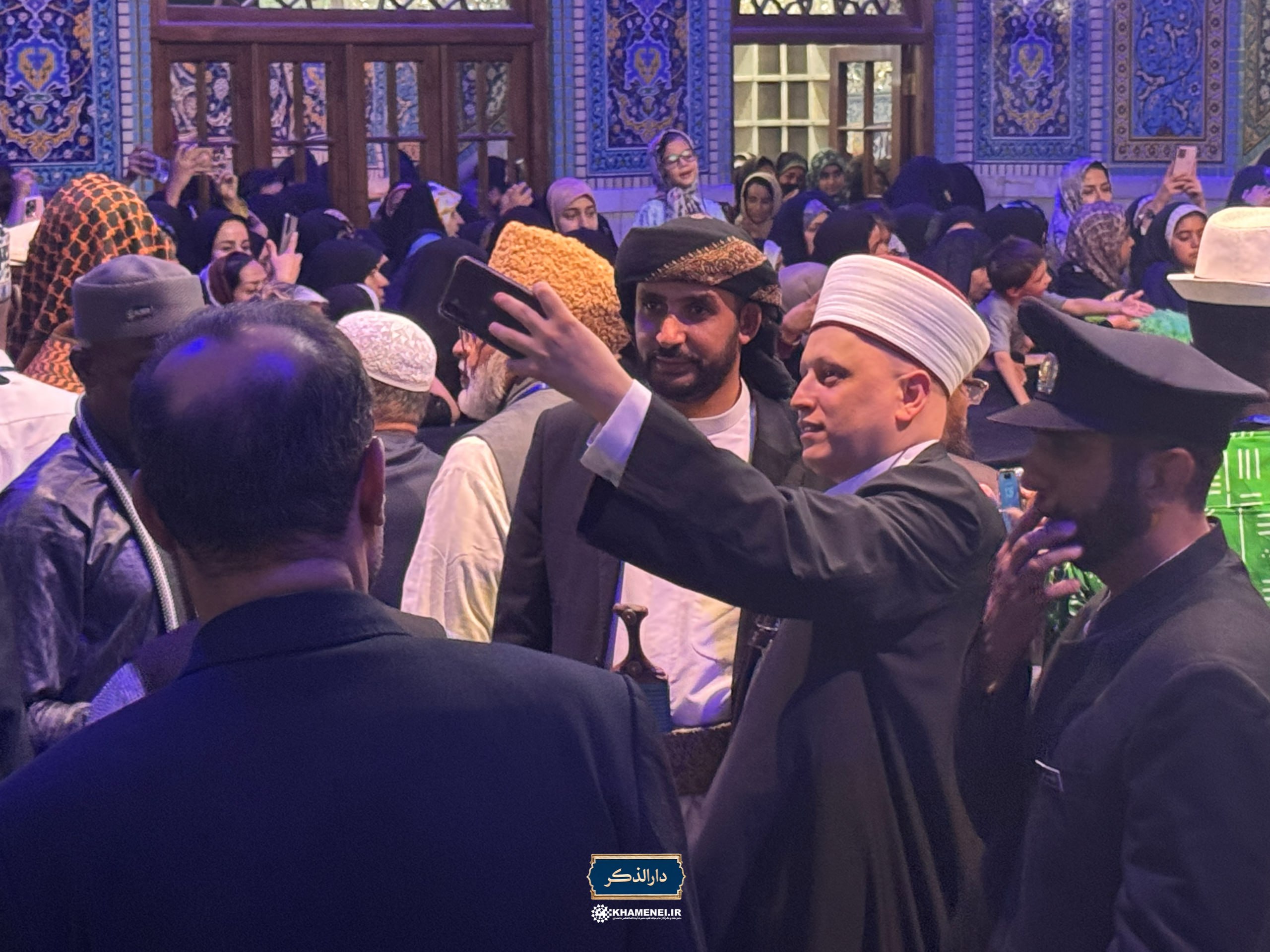 حضور اندیشمندان حاضر درکنفرانس وحدت اسلامی در رواق دارالذکر حضور اندیشمندان حاضر درکنفرانس وحدت اسلامی در رواق دارالذکر