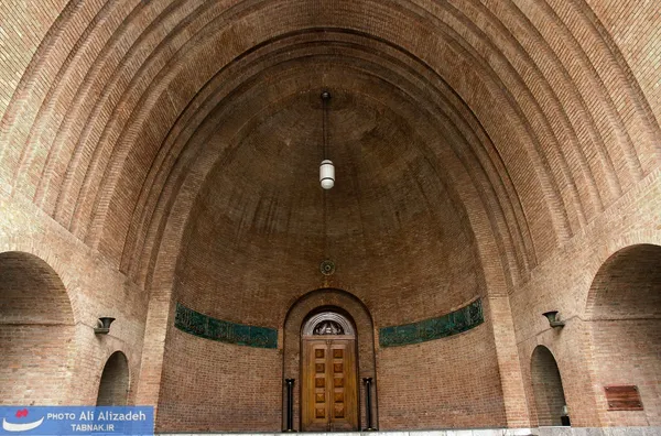 سر در ورودی موزه ماقبل تاریخ - در این سالن مجموعه های غنی از آثار باستان شناسی وجود دارد که کهنه ترین آنها مربوط به دوره پارینه سنگی (بین یک میلیون تا حدود 12 هزار سال پیش) و جدید ترین آثار آن مربوط به دوره ساسانی با قدمت بیش از 1500 سال است. 