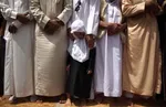3 سپتامبر، دختر کوچکی که به همراه پدر خود در نماز جمعه طرابلس پس از شقوط قذافی شرکت کرده