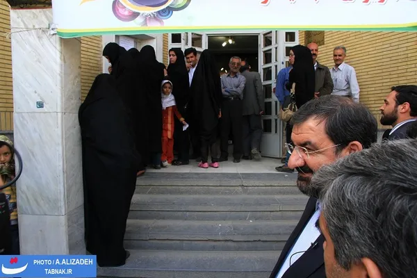 بازدید سرزده محسن رضایی از صف دریافت یارانه مردم کاشمر در سر ورودی دستگاه خودپرداز