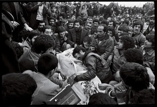 تشییع در قبرستان؛ تصویری که عکاس در دومین روز حضور در تهران به ثبت رسانده و درباره آن می&zwnj;نویسد: هر تشییع یک رویداد سیاسی جدید علیه شاه بود