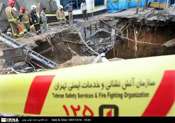 نشست زمین در تقاطع خیابان مولوی - ولیعصر محل اجرای خط سه مترو تهران که دوشنبه شب رخ داد،باعث به وجود آمدن یک گودال در محل مذکور و انسداد معابر و گرفتاری مردم در روز سه شنبه شد.  سه شنبه ۱۵-۱۲-۹۱