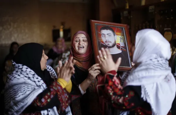 اقوام یک زندانی فلسطینی در بند رژیم صهیونیستی در انتظار آزادی او. فلسطینی&zwnj;ها &laquo;تعلل&raquo; اسرائیل در اجرای مرحله دیگری از آزادی زندانیان امنیتی فلسطینی را &laquo;خودداری&raquo; این رژیم از عمل به تعهداتش تلقی کرده و به آن واکنشی خشمگینانه نشان دادند./ رویترز
