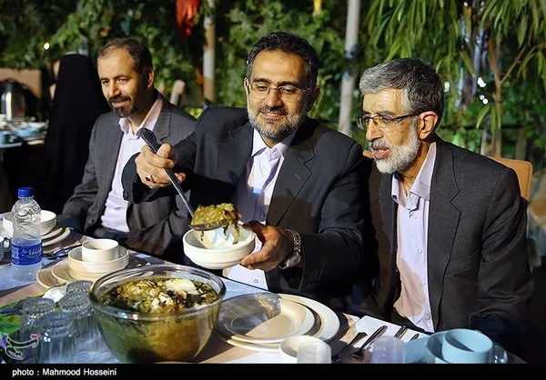 حداد عادل، حسینی وزیر ارشاد و مومنی رئیس حوزه هنری در مهمانی افطار شعرا