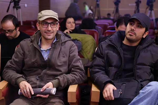 ایستاده در غبار