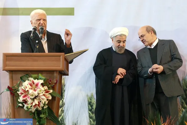 عیسی کلانتری دبیرکل تشکل خانه&rlm; کشاورز در کنار دکتر روحانی