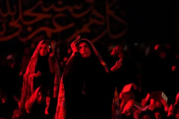 تهران، ایران
مسلمانان شیعه ایرانی هنگام نماز خواندن شب قدر در ماه مبارک رمضان ـ حرم امامزاده صالح 