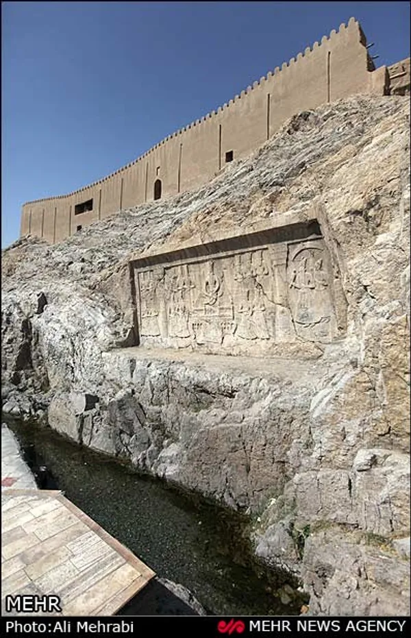 باروی ری؛ دیواری با کاربرد دفاعی که در دوره حکومت اشکانیان دور تا دور شهر را در بر می&zwnj;گرفته که قدمتی ۶۰۰۰ ساله دارد.