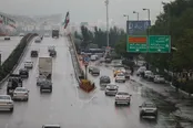 تردد خودروها در فلکه پارک مشهد پس از بارش باران