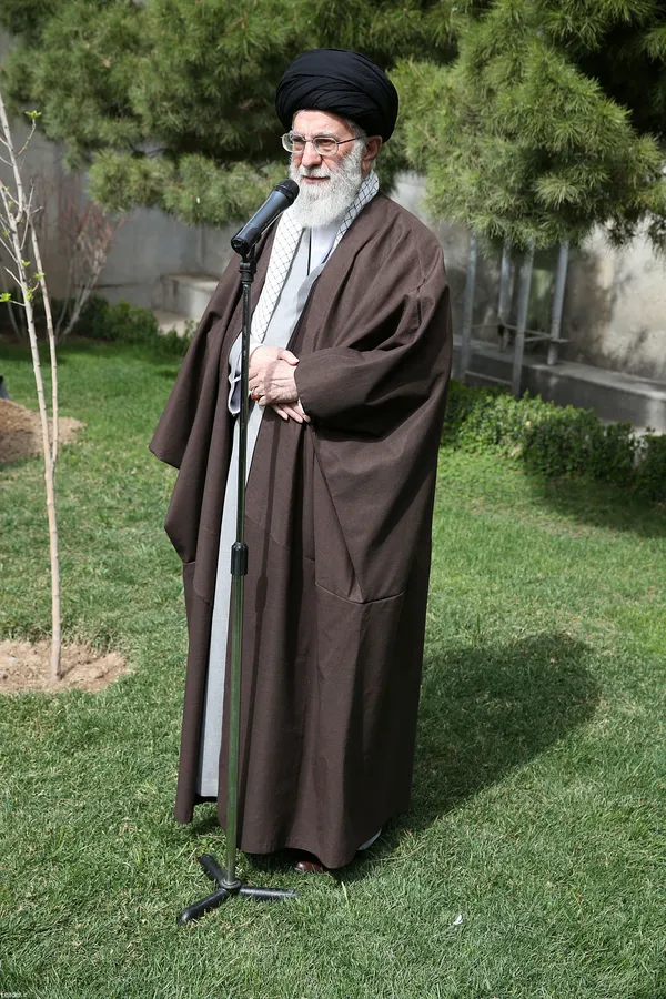 کاشت درخت توسط رهبر انقلاب