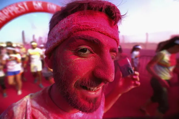 یکی از شرکت کنندگان در مسابقه &laquo;Color Run&raquo; دوبی حسابی رنگی شده است. در این مسابقه شرکت کنندگان به سمت یکدیگر پودرهای رنگی پرتاب می کنند. (Getty)
