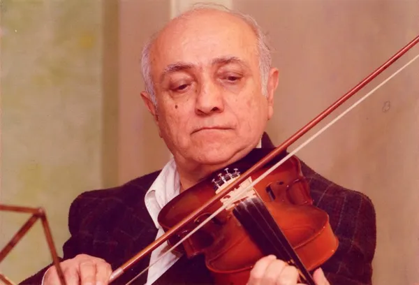 
یک روز پس از درگذشت بیگلری پور بود که مهندس همایون خرم، موزیسین و نوازنده چیره دست  ویالون که با آهنگ های مشهوری چون &laquo;امشب در سر شوری دارم&raquo; و &laquo;تو ای پری کجایی&raquo; در خاطر ایرانی ها ماندگار شده بود هم جان به جان افرین تسلیم کرد تا آسمان موسیقی ایران عزادار از دست دادن دو ستاره درخشان باشد.

