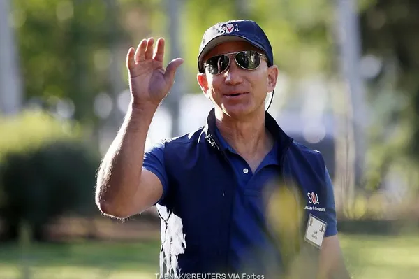 جفری پرستون "جف" بزوس (به انگلیسی: Jeffrey Preston "Jeff" Bezos) (متولد ۱۲ ژانویه ۱۹۶۴) کارآفرین و سرمایه&zwnj;گذار آمریکایی در زمینه اینترنت و مدیرعامل و موسس آمازون. کام است. او با تاسیس آمازون. کام، نقش کلیدی در زمینه رشد و ارتقاء تجارت الکترونیک ایفا کرده&zwnj;است. بزوس در آگوست ۲۰۱۳، واشینگتن پست را خرید.