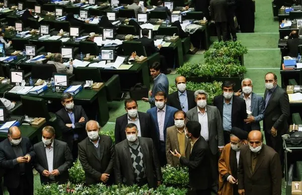نمایندگان استان خوزستان در نشست علنی امروز (یکشنبه ۲۶ بهمن) مجلس شورای اسلامی در اعتراض به وضعیت نامناسب و آلوده هوا و عملکرد نامناسب دستگاه&zwnj;های ذی&zwnj;ربط، در حالی که ماسک&zwnj;های ضدآلودگی بر چهره داشتند، در صحن علنی حضور یافتند. 
