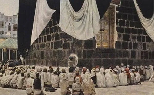 یک پلیس سعودی که در وسط تصویر در حال تمیز کردن و پاک کردن &laquo;حجر الاسود&raquo; است