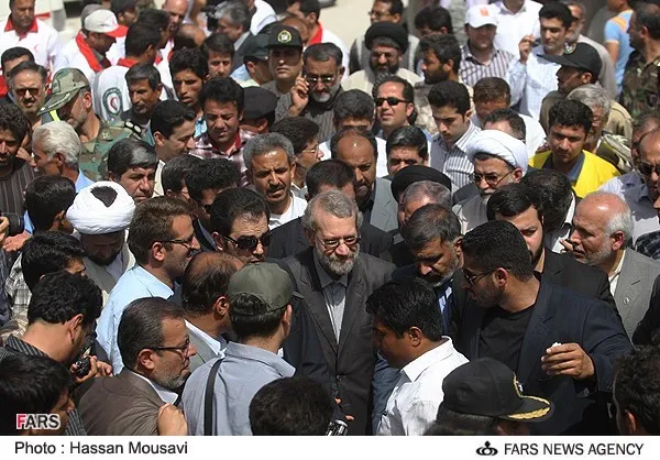 بازدید علی لاریجانی از مناطق زلزله زده بوشهر
