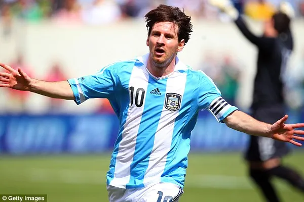 آرژانتین: لیونل مسی (Lionel Messi) - به تازگی کفش طلا اروپا را از آن خود کرده هر چند هم اکنون دوران مصدومیتش را سپری می&zwnj;کند و به عنوان یکی از گزینه&zwnj;های جدی توپ طلا با رونالدو رقابت دارد اما زدن 37 گل در 83 مسابقه ملی در مقایسه با رکوردهای درخشانش در بارسلونا اصلا آمار خوبی به نظر نمی رسد.