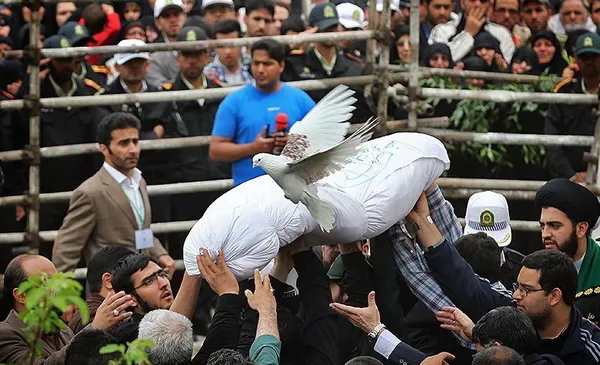 صبح روز یکشنبه همزمان با شهادت حضرت ام&zwnj;البنین (س) و روز تکریم مادران و همسران شهدا، پیکر مطهر ۳ شهید گمنام ۸ سال دفاع مقدس که به تازگی تفحص شده&zwnj;اند، طی مراسمی تشییع و در مرکز پلیس راهنمایی و رانندگی کشور به خاک سپرده شدند./TASNIM