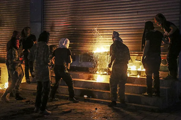 شمار کشته شدگان در تظاهرات حمایت از اهالی کوبانی در ترکیه پنجشنبه شب به ۳۱ تن رسید. در جریان تظاهراتهای سه روز گذشته همچنین ۲۰۰نفر زخمی و ۱۰۰۰ تن بازداشت شدند، ۱۲۴ ساختمان دولتی و تجاری و ۳۴ مرکز آموزشی تخریب شده است. به رغم اینکه ناآرامی&zwnj;ها امروز نسبت به دو روز گذشته کاهش یافته است، معترضان امروز نیز تهاجم&zwnj;های خونین گروه تروریستی داعش به اهالی کوبانی در سوریه را محکوم و علیه دولت ترکیه شعار دادند. /ibtimes
