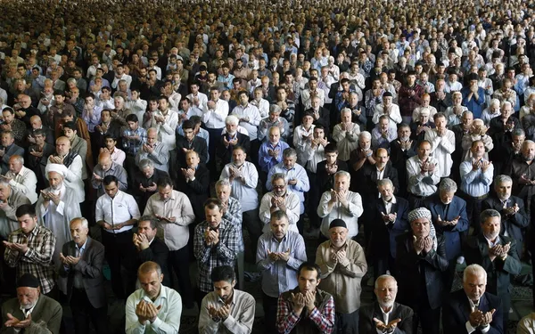 آیین عبادی سیاسی نماز جمعه این هفته تهران به امامت آیت الله سیداحمد خاتمی در دانشگاه تهران برگزار شد/IRNA

