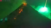 لحظه تلاقی شهاب سنگ و آتشفشان