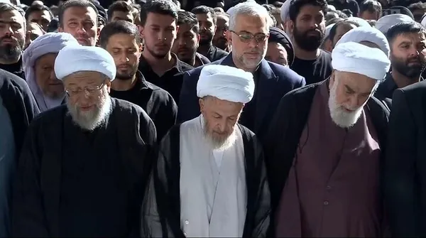  آیت الله جعفر سبحانی (وسط) نماز را بر پیکر شهدا خواند 