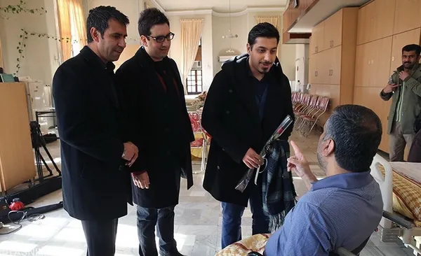 احسان خواجه امیری و امید حاجیلی خواننده&zwnj;گان موسیقی پاپ در آسایشگاه جانبازان ثارالله