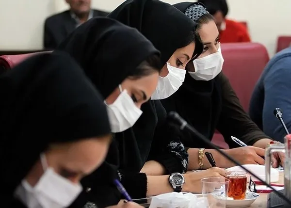 اعتراض و حرکت معنا&zwnj;دار خبرنگاران به وضعیت نابسامان هوای خوزستان (اهواز) در حاشیه نشست خبری معصومه ابتکار - اهواز. 

