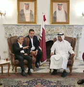 حضور محمود احمدی‌نژاد در سفارت قطر