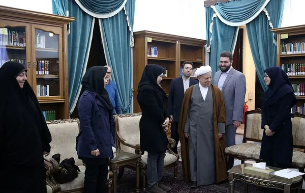 جمعی از نمایندگان بیماران تالاسمی از سراسر کشور، روز چهارشنبه با آیت&zwnj;الله هاشمی رفسنجانی، رئیس مجمع تشخیص مصلحت نظام دیدار و گفت&zwnj;وگو کردند./IRNA
