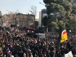 آتش زدن پرچم آمریکا و شعارها در مراسم تشییع سردار