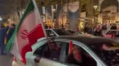 مسعود فراستی با پرچم ایران و حزب الله در خیابان