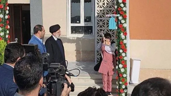 همزمان با حضور رئیس جمهور در مدرسه شهید کمندی شهرستان بهارستان در جنوب غربی استان تهران، علاوه بر به صدا درآمدن زنگ آغاز سال تحصیلی ١٤٠٢-١٤٠٣، بهره&zwnj;برداری از ١٠ هزار کلاس درس جدید در سراسر کشور نیز آغاز شد.