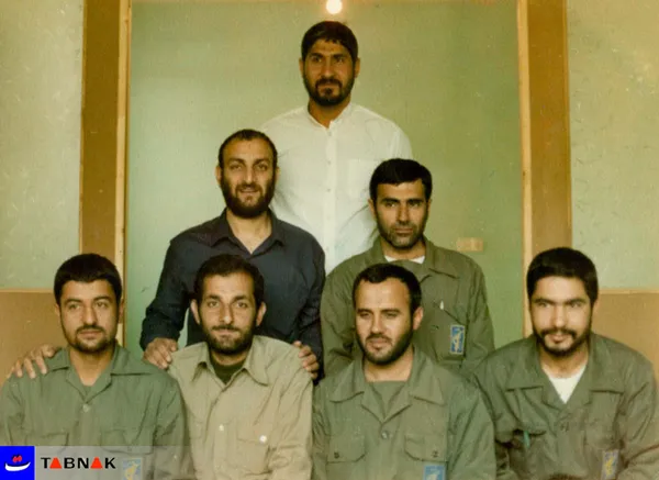26 اردیبهشت سال 1363
نشسته از راست به چپ: برادران اصغر کاظمی ـ رشید ـ مهدی باکری ـ عزیز جعفری
ردیف دوم: از راست به چپ: برادران هواشمی ـ غلامپور 
ردیف سوم: برادر کوسه چی
