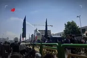 خنک شدن مردم توسط ماشین ویژه آب‌پاش پلیس
