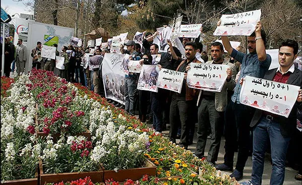 مردم مشهد برای آزادی مرزبانان ایرانی ربوده شده صبح روز یکشنبه در مقابل کنسولگری پاکستان در مشهد تجمع کردند. /مهر
