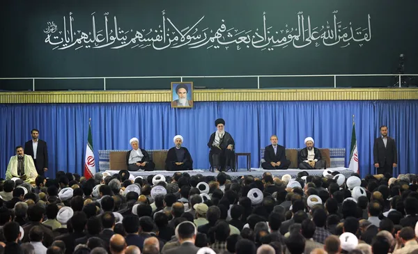همزمان با عید مبعث پیامبر گرامی اسلام، مسئولان نظام، قشرهای &zwnj;مردمی و میهمانان شرکت&zwnj;کننده در مسابقات بین&zwnj;المللی قرآن و سفرای کشورهای اسلامی روز سه شنبه با حضرت آیت الله خامنه ای مقام معظم رهبری دیدار کردند./Leader O W
