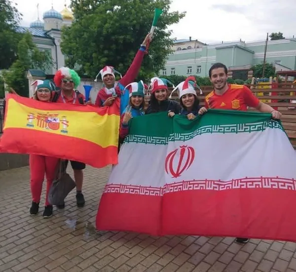 
هواداران ایرانى و اسپانیایى در یک قاب