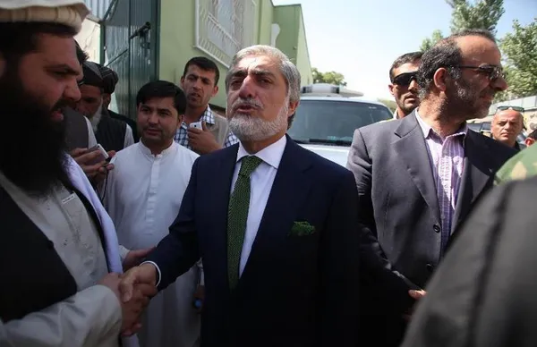 عبدالله عبدالله نامزد انتخابات ریاست جمهوری افغانستان در اعتراض به بی توجهی کمیسیون&zwnj;های انتخاباتی به خواسته&zwnj;های وی، روابط خود را با این کمیسیون&zwnj;ها به حال تعلیق درآورد. عبدالله عبدالله یکی از نامزدهای انتخابات ریاست جمهوری افغانستان که در دور دوم با اشرف غنی رقابت می کند، چهارشنبه خواستار تعلیق شمارش آرا شد.وی روز چهارشنبه گفت؛ به همکاری با نهادهای انتخابات کشور پایان داده است.عبدالله از نهادهای انتخابات افغانستان خواست به سبب تقلب گسترده در انتخابات ، شمارش آرا را متوقف کنند چرا که ادامه اين کارهیچ مشروعیتی نخواهد داشت.
