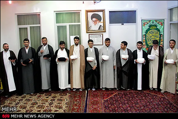 مراسم عمامه گذاری طلاب حوزه علمیه قم با حضور آیت الله صافی گلپایگانی برگزار شد.